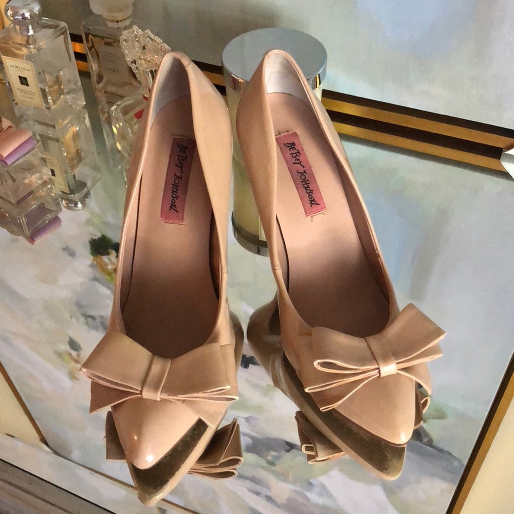 Betsey Johnson nude bow heels 7.5